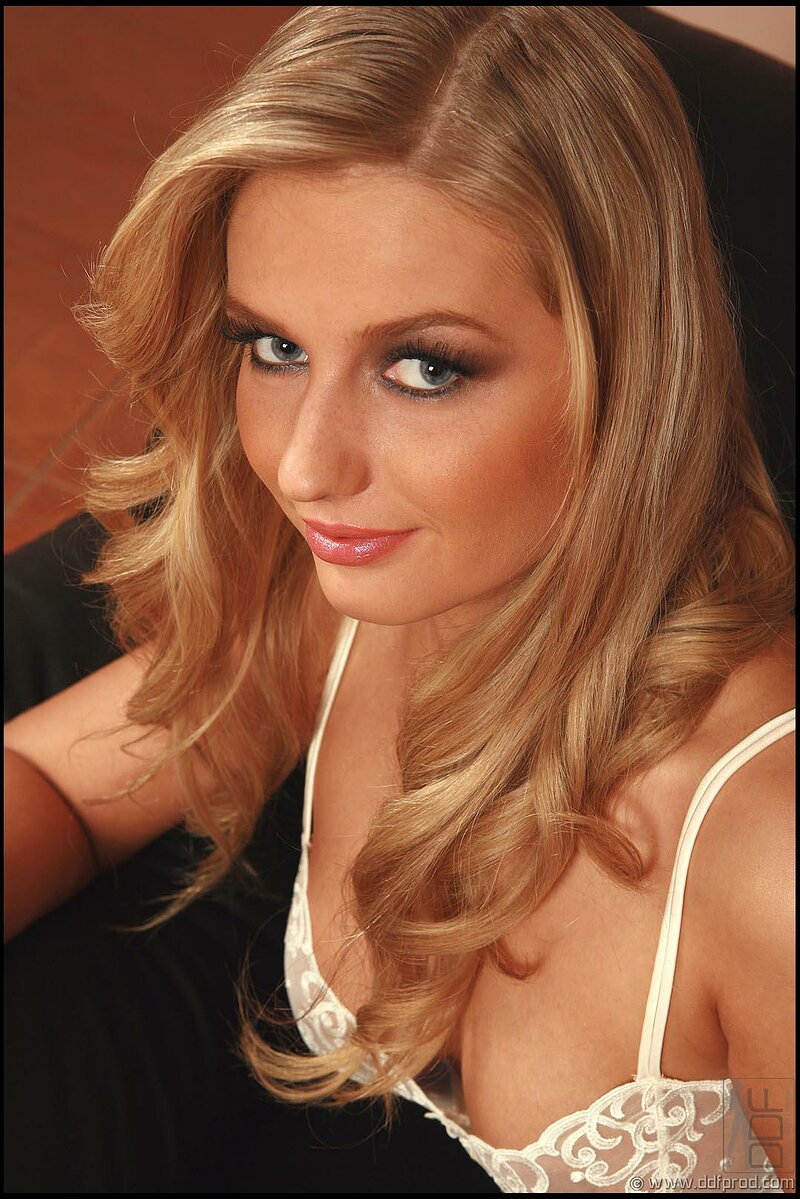 Юлия, 27 лет, 0 размер груди